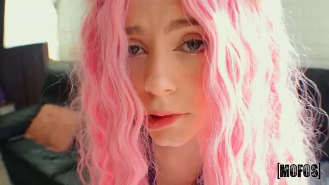 Анальное приключение косплейщицы с розовыми волосами.