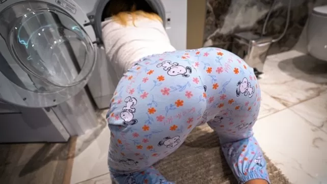 Er hat einen Schwanz in seine Schwester in roten Höschen gesteckt