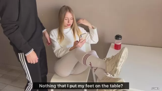 Sex in der Küche mit einem Abstieg im Gesicht. Lass deine Füße nicht auf den Tisch fallen!