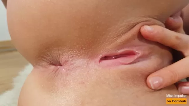 У телки сжимается очко во время мастурбации киски (крупный план)