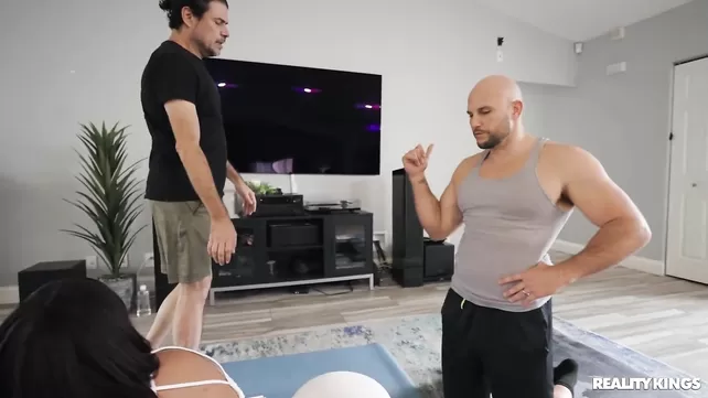 Лысый тренер по йоге учит сучку правильным асанам во время ебли