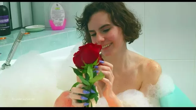 Счастливый муж: празднование и любовь в ванной.